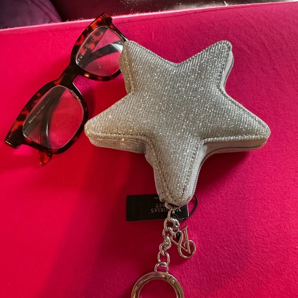 Silver Star Keychain Pouch
Victoria Secret
Brand new
Cute little accessory - Picture 3 of 3